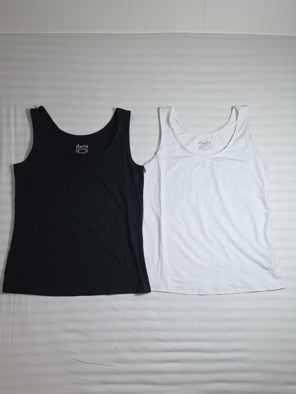 0871 d&co Women’s Classic Scoop Neck Tank Top - Black and White; XS (2-Pack)